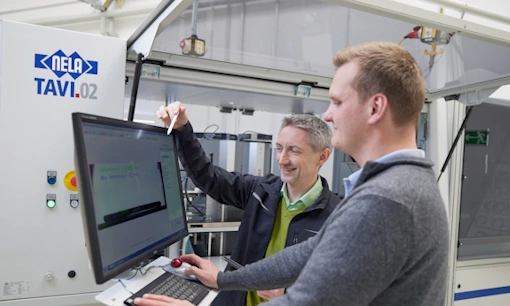 Mitarbeiter nutzt VisionCheck Software
