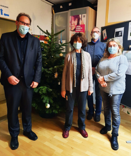 NELA Geschäftsführer Frank Neumeister bei der Spendenübergabe im Café Löffel