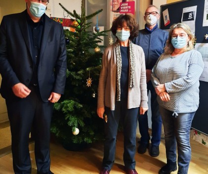 NELA Geschäftsführer Frank Neumeister bei der Spendenübergabe im Café Löffel